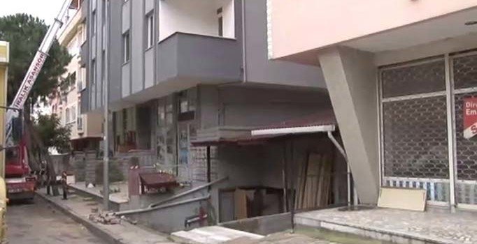Kartal'da bir apartman daha yıkılmak üzere tahliye ediliyor