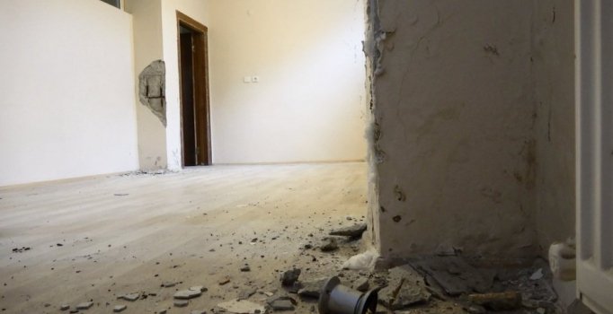 Sultangazi'de 6 katlı binanın çatlayan kolonları elde kaldı