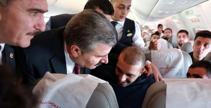 Sağlık Bakanı Koca'dan uçakta rahatsızlanan yolcuya müdahale
