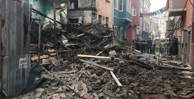 Balat'ta 3 katlı bina çöktü
