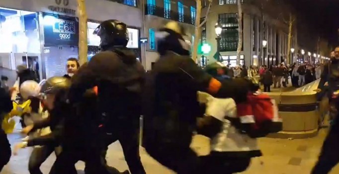 Fransız polisi gönüllü sağlık görevlilerini de darp etti