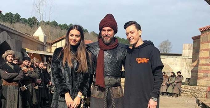 Mesut Özil'den 'Diriliş Ertuğrul' setine ziyaret
