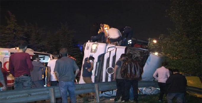 TEM'de kamyon devrildi