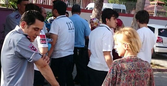 3 kız öğrenci, 3 güvenlik
görevlisini bıçakladı