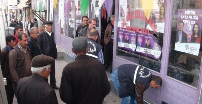 Kars'ta, HDP seçim 
bürosuna taşlı saldırı