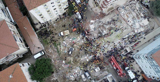 Kartal'da Ünal Apartmanı'nın yıkımına başlandı