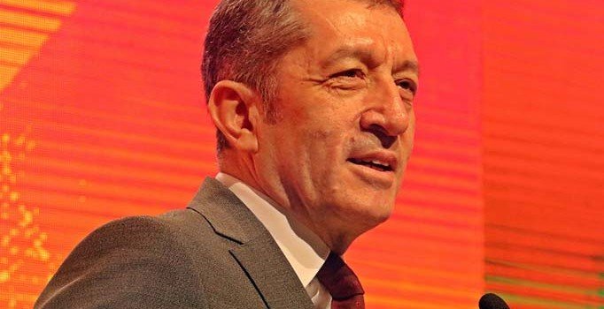 Bakan Selçuk'tan yurt dışında eğitim alacak öğrencilere uyarı