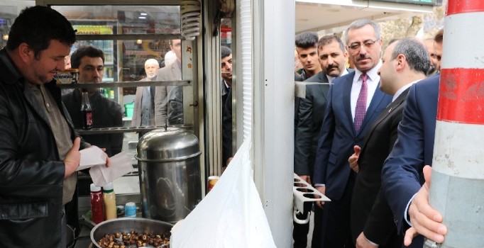 Bakan Varank Kahramanmaraş’ta kestane dağıttı