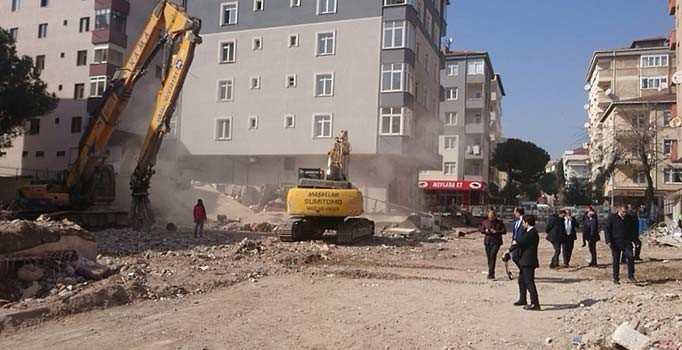 Kartal’da riskli bir binanın daha yıkımına başlandı