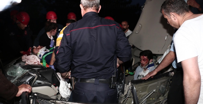 Maslak'ta lüks araç üniversite öğrencilerine çarpıp kaçtı