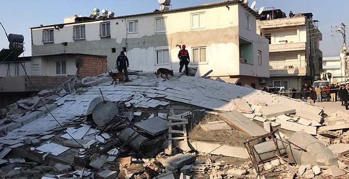 Mersin'de 5 katlı bina çöktü