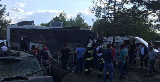 Son dakika! Diyarbakır'daki terör saldırısında 3 kişi öldü 45 kişi yaralandı