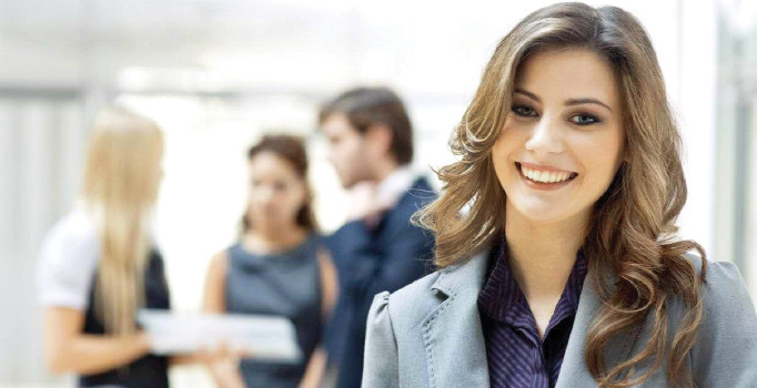 Kot pantolonlu memurlar yolda