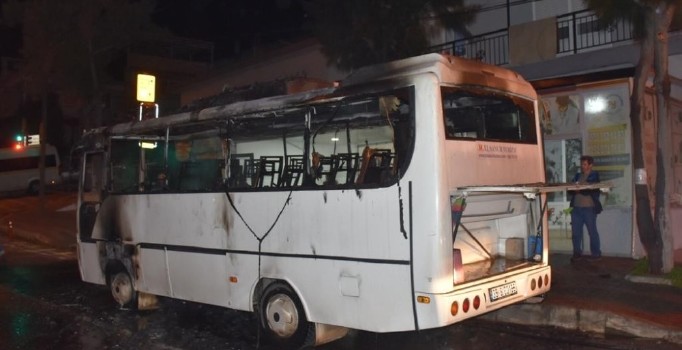 İzmir’de seyir halindeki servis minibüsü alevlere teslim oldu