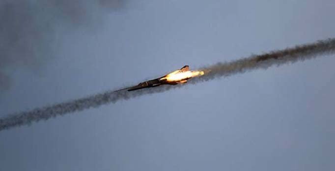 Hindistan Hava Kuvvetleri'ne ait savaş uçağı Keşmir bölgesinde düştü