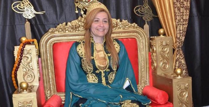 AK Parti'nin engelli adayı 'Osmanlı Tahtı'na oturdu