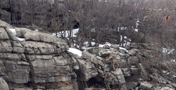 Diyarbakır'da 19 PKK sığınağı imha edildi
