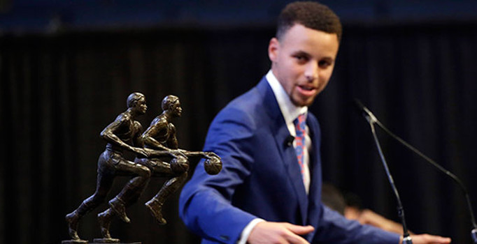 Stephen Curry MVP ödülünü üst üste ikinci kez kazandı