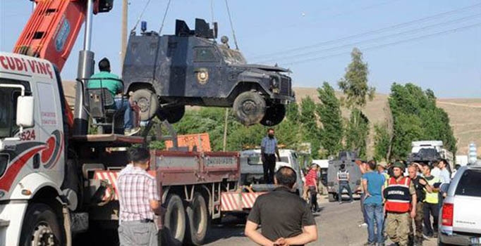 Zırhlı araca boyalı saldırı: 4 polis yaralı