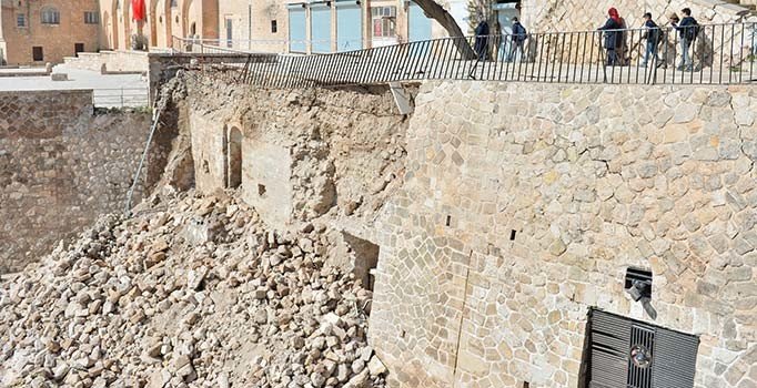 İstinat duvarı yıkıldı, tarihi mescid ortaya çıktı