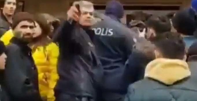 Polisten rastgele biber gazı