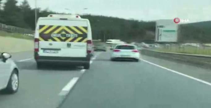 Okul servisiyle makas atan trafik magandası kamerada | Video