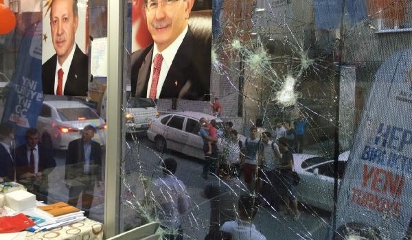 Küçükçekmece Ak Parti Seçim Bürosu'na taşlı saldırı