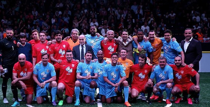 Futbolun yıldızları Darülaceze için futbol oynadı