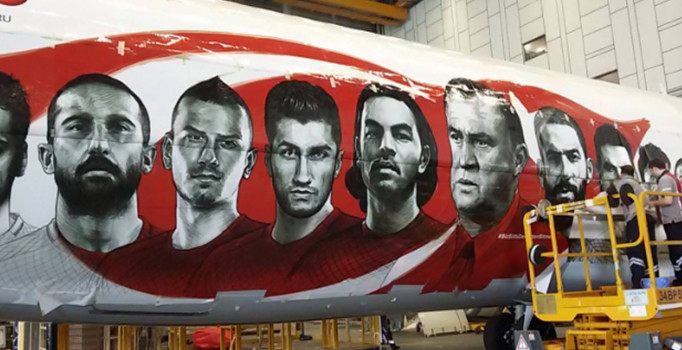 THY, Milli Takım'a tahsis ettiği uçağı, fotoğraflarla süsledi