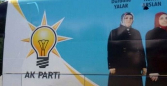 AK Parti seçim otobüsüne taşlı saldırı