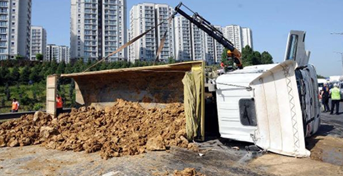 Gaziosmanpaşa'daki kamyon kazası TEM'i kilitledi