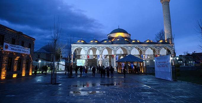 Teröristlerin yaktığı camiden 4 yıl sonra ezan sesi yükseldi