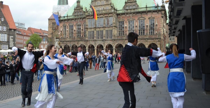 Bremen şehir merkezinde Türk Folklor gösterisi