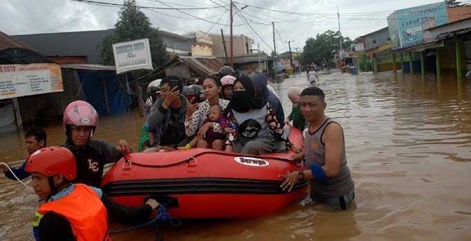 Endonezya'da sel: 22 bini aşkın kişi etkinlendi