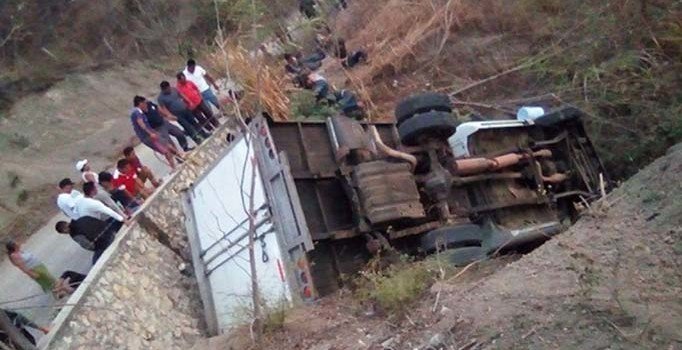 Meksika'da göçmenleri taşıyan kamyon kaza yaptı: 25 ölü