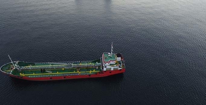 Denizi kirleten gemilere havadan baskın