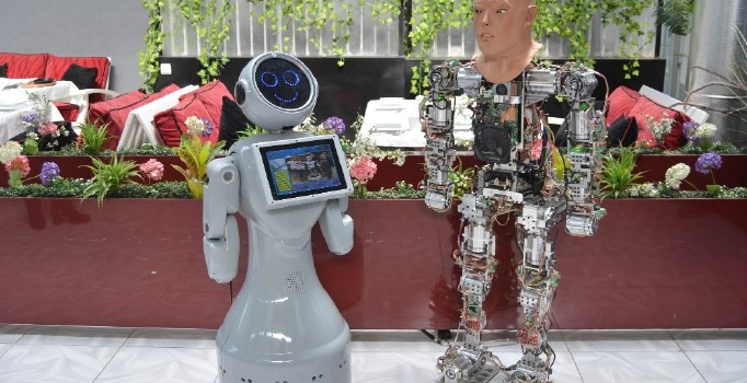 Yerli robotlar arasında teknoloji sohbeti