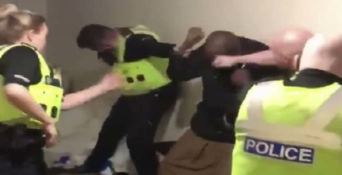 İngiliz polisi, siyahi genci sprey kutusu ile darp etti