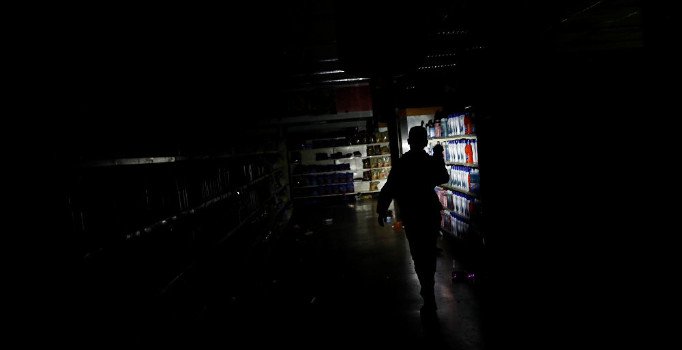 Venezuela'da elektrik kesintisi nedeniyle yağma başladı