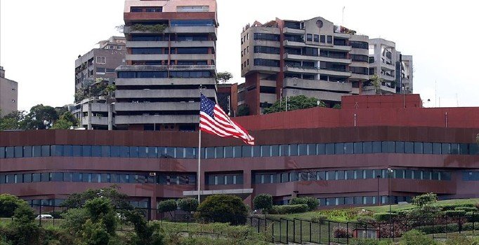 ABD Venezuela'daki tüm diplomatlarını çekme kararı aldı
