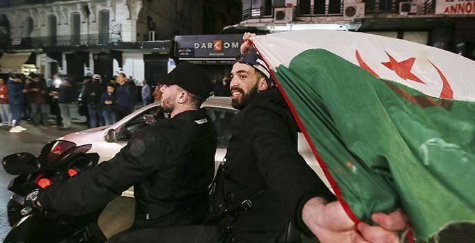 Cezayir'de Buteflika adaylıktan çekildi, halk sokağa söküldü
