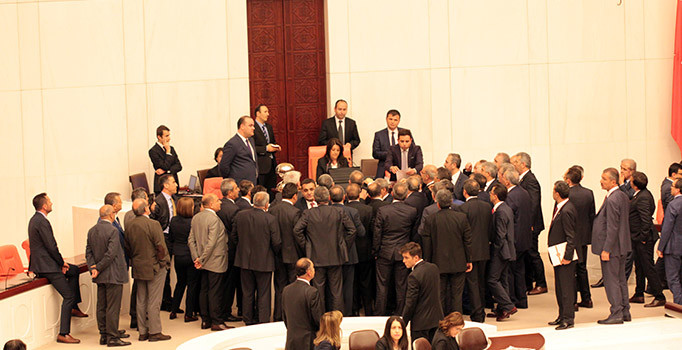 HDP'li Pervin Buldan Meclis'i kapattı, dokunulmazlık görüşmesi ertelendi