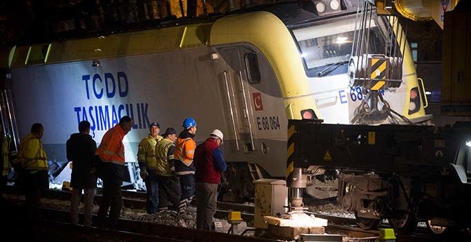 Ankara'da raydan çıkan lokomotif ve vagonlar kaldırıldı