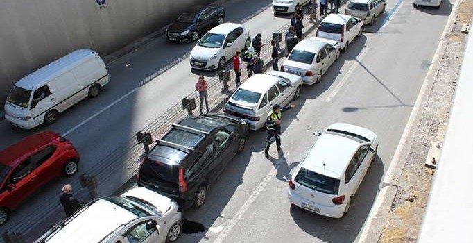 Alt geçitte zincirleme kaza: 10 araç birbirine girdi