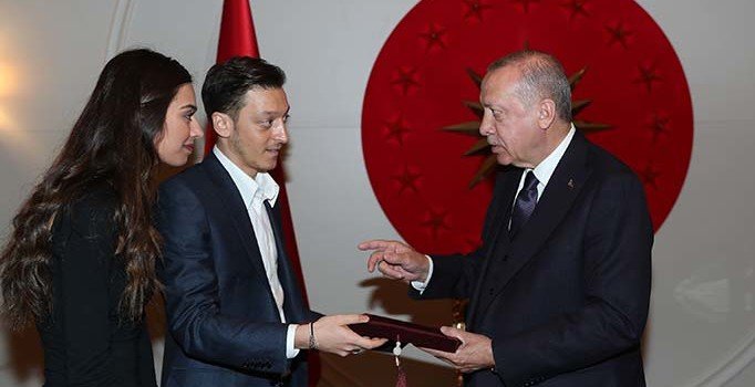 Futbolcu Mesut Özil'i, Erdoğan'a nikah davetiyesini verdi