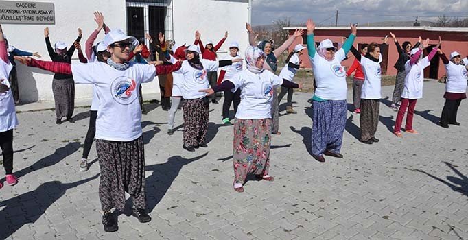 Şalvarlı kadınlar hayatlarında ilk kez spor yaptı