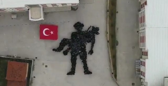 Bin 400 öğrenci, bedenleriyle oluşturdukları koreografi ile Çanakkale Şehitleri’ni andı