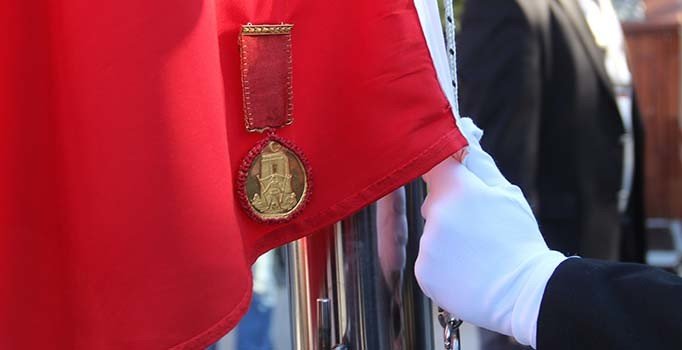 'Çanakkale geçilmez' madalyası Türk bayrağı ile göndere çekildi