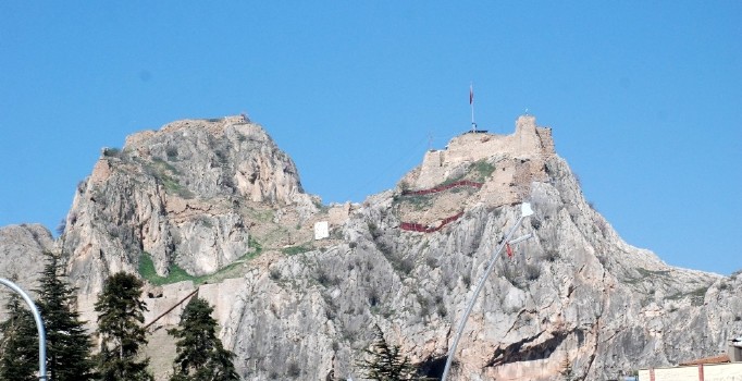 Yeni Zelanda canisi Tokat’ta Kazıklı Voyvoda’nın kaldığı zindanı ziyaret etmiş