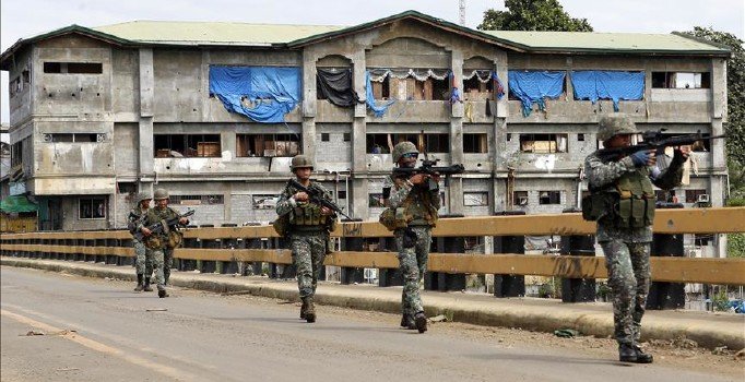 Filipinler'de Ebu Seyyaf örgütü ile askerler arasında çatışma